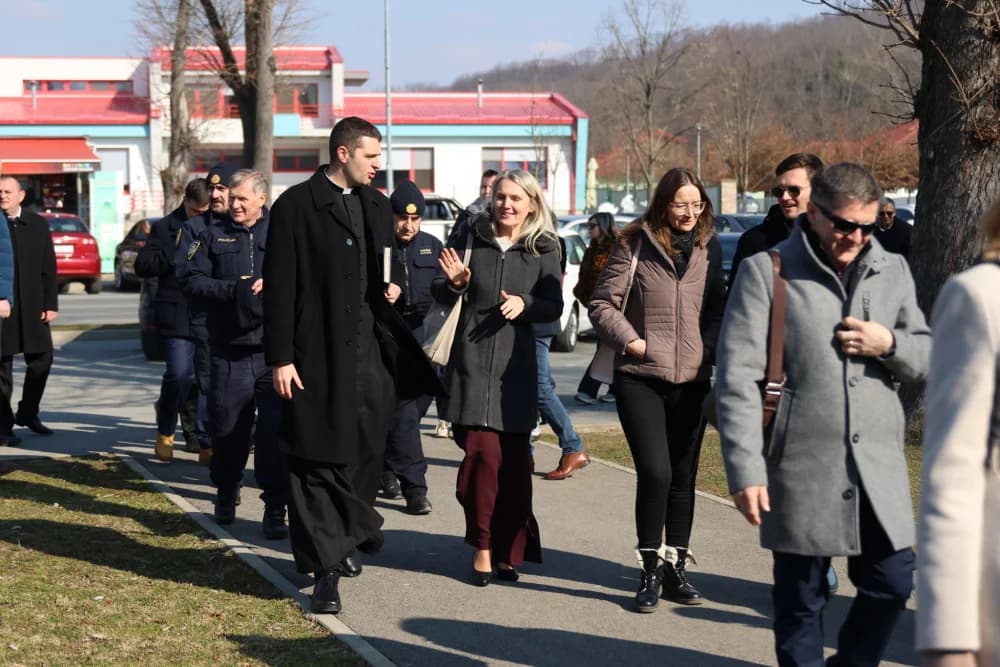 Svečanost obilježavanja Dana općine Sibinj: Položeni vijenci, zapaljene svijeće kod spomen obilježja i služeno misno slavlje