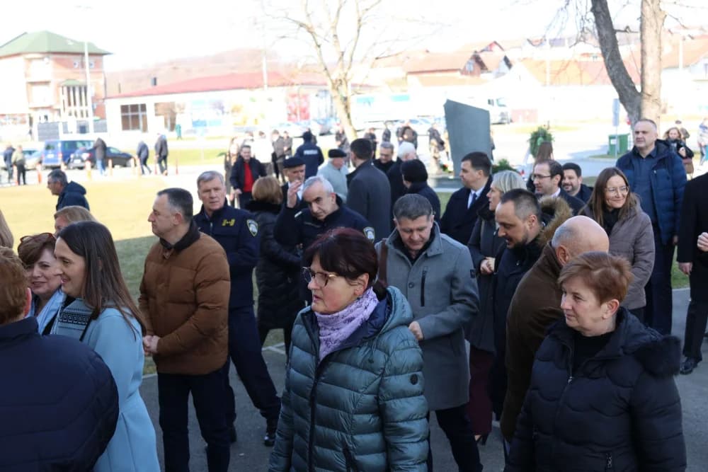 Svečanost obilježavanja Dana općine Sibinj: Položeni vijenci, zapaljene svijeće kod spomen obilježja i služeno misno slavlje
