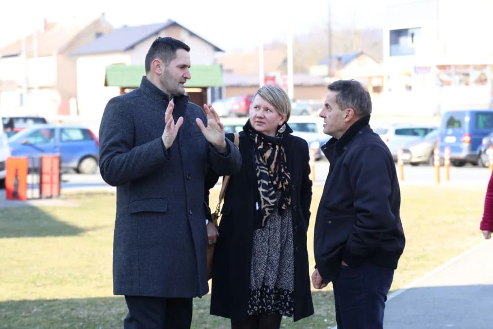 Svečanost obilježavanja Dana općine Sibinj: Položeni vijenci, zapaljene svijeće kod spomen obilježja i služeno misno slavlje