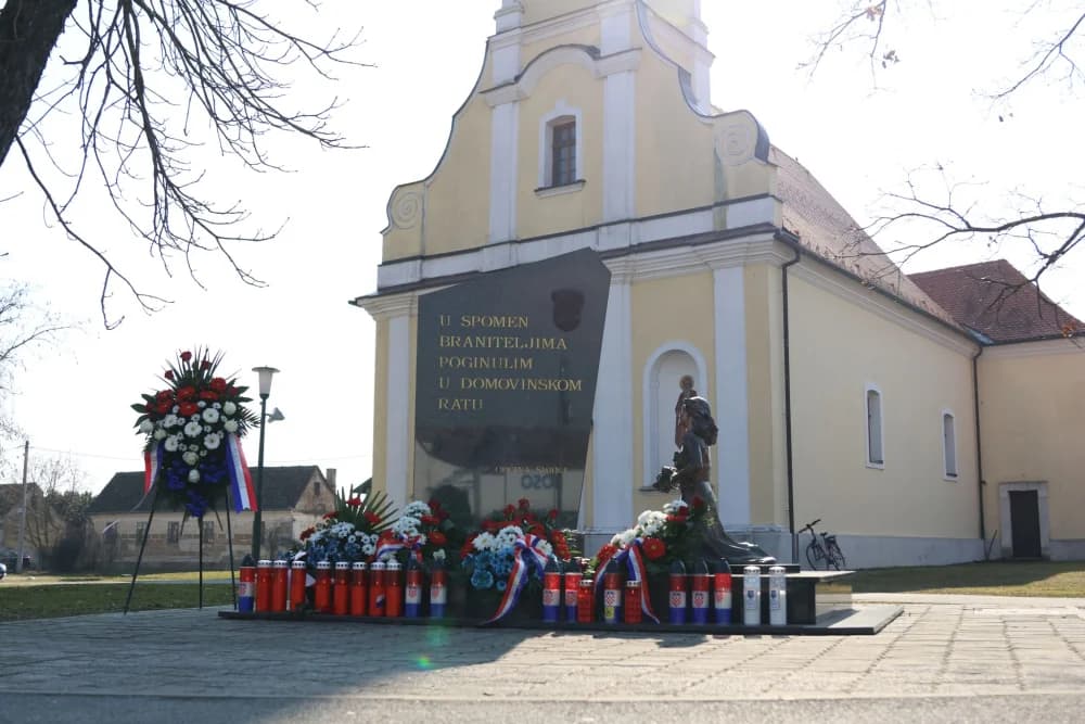 Svečanost obilježavanja Dana općine Sibinj: Položeni vijenci, zapaljene svijeće kod spomen obilježja i služeno misno slavlje