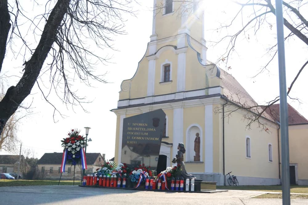Svečanost obilježavanja Dana općine Sibinj: Položeni vijenci, zapaljene svijeće kod spomen obilježja i služeno misno slavlje