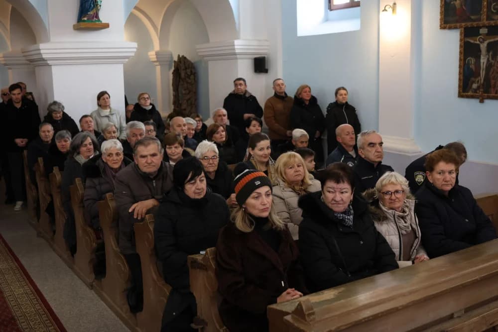 Svečanost obilježavanja Dana općine Sibinj: Položeni vijenci, zapaljene svijeće kod spomen obilježja i služeno misno slavlje