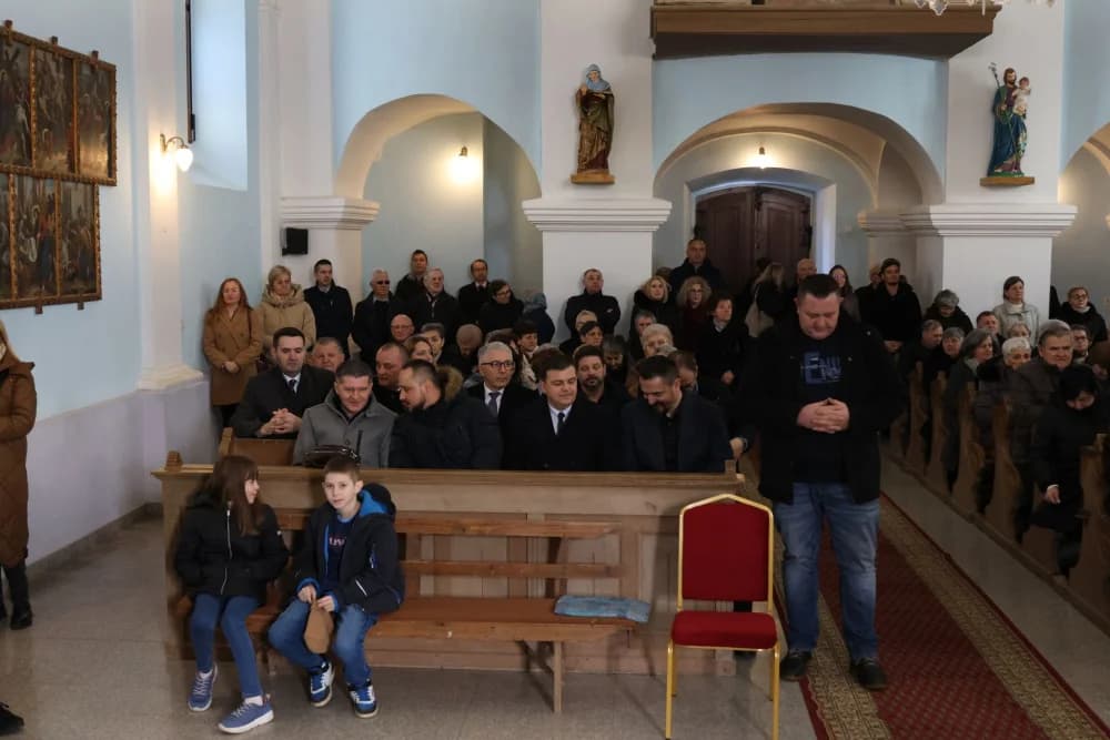 Svečanost obilježavanja Dana općine Sibinj: Položeni vijenci, zapaljene svijeće kod spomen obilježja i služeno misno slavlje