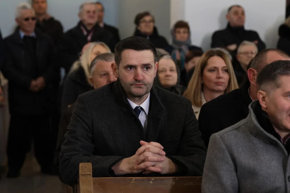 Svečanost obilježavanja Dana općine Sibinj: Položeni vijenci, zapaljene svijeće kod spomen obilježja i služeno misno slavlje