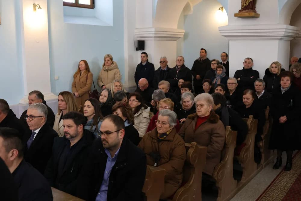 Svečanost obilježavanja Dana općine Sibinj: Položeni vijenci, zapaljene svijeće kod spomen obilježja i služeno misno slavlje