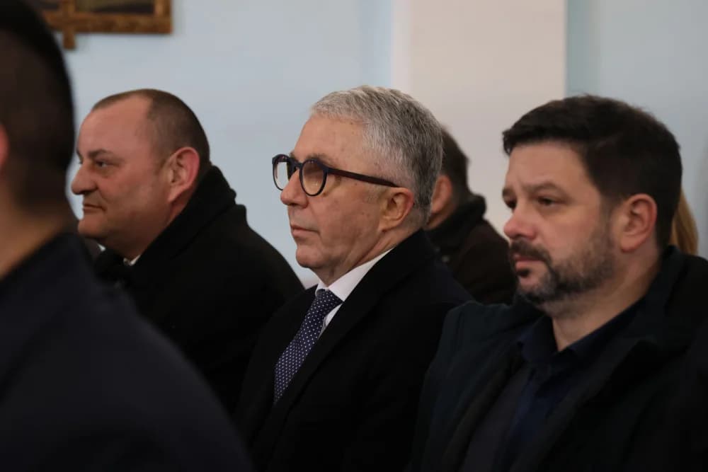 Svečanost obilježavanja Dana općine Sibinj: Položeni vijenci, zapaljene svijeće kod spomen obilježja i služeno misno slavlje