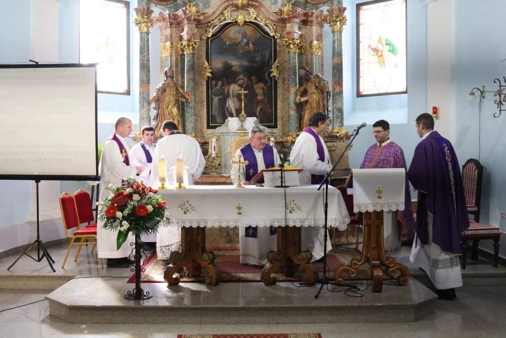 Svečanost obilježavanja Dana općine Sibinj: Položeni vijenci, zapaljene svijeće kod spomen obilježja i služeno misno slavlje