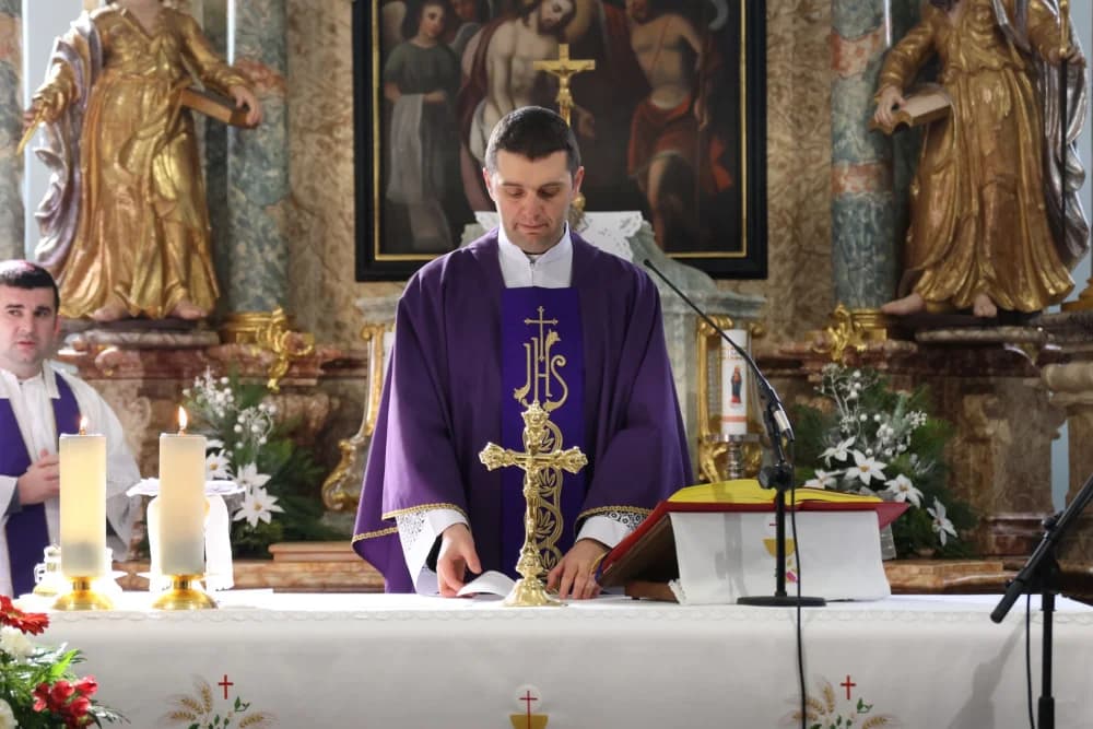 Svečanost obilježavanja Dana općine Sibinj: Položeni vijenci, zapaljene svijeće kod spomen obilježja i služeno misno slavlje