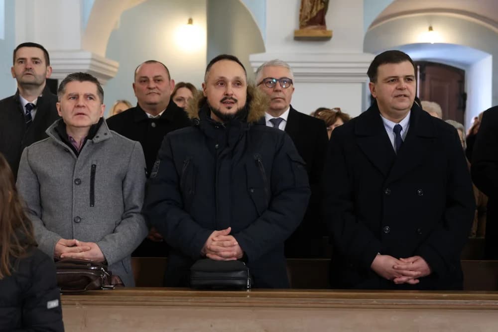 Svečanost obilježavanja Dana općine Sibinj: Položeni vijenci, zapaljene svijeće kod spomen obilježja i služeno misno slavlje