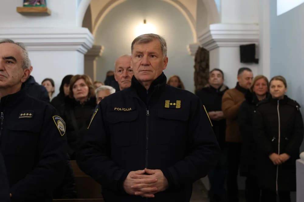 Svečanost obilježavanja Dana općine Sibinj: Položeni vijenci, zapaljene svijeće kod spomen obilježja i služeno misno slavlje