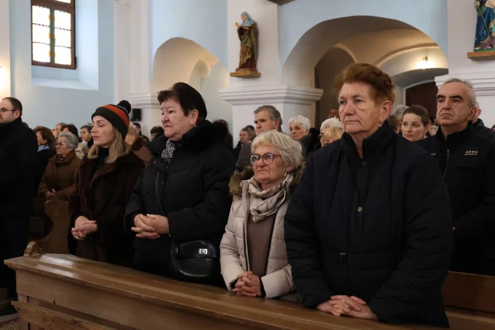 Svečanost obilježavanja Dana općine Sibinj: Položeni vijenci, zapaljene svijeće kod spomen obilježja i služeno misno slavlje