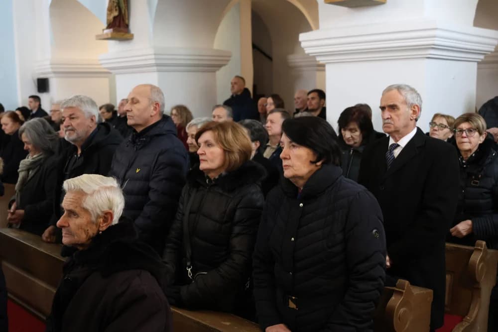 Svečanost obilježavanja Dana općine Sibinj: Položeni vijenci, zapaljene svijeće kod spomen obilježja i služeno misno slavlje