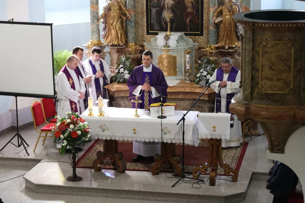 Svečanost obilježavanja Dana općine Sibinj: Položeni vijenci, zapaljene svijeće kod spomen obilježja i služeno misno slavlje