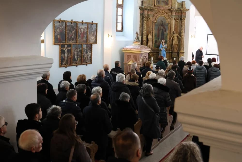 Svečanost obilježavanja Dana općine Sibinj: Položeni vijenci, zapaljene svijeće kod spomen obilježja i služeno misno slavlje