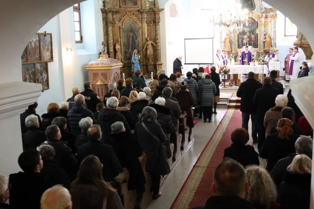Svečanost obilježavanja Dana općine Sibinj: Položeni vijenci, zapaljene svijeće kod spomen obilježja i služeno misno slavlje