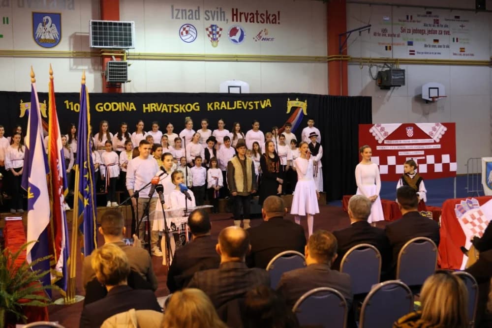 Uz jedinstvenu šetnju kroz 1100 godina hrvatskog kraljevstva te jedinstvenog učeničkog programa i obraćanja domaćina i uzvanika proslavljen Dan općine Sibinj i Osnovne škole Sibinjskih žrtava