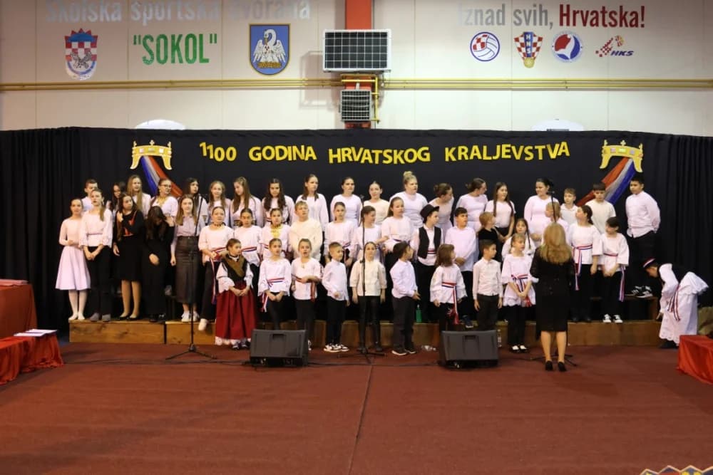 Uz jedinstvenu šetnju kroz 1100 godina hrvatskog kraljevstva te jedinstvenog učeničkog programa i obraćanja domaćina i uzvanika proslavljen Dan općine Sibinj i Osnovne škole Sibinjskih žrtava