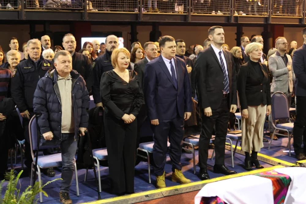 Uz jedinstvenu šetnju kroz 1100 godina hrvatskog kraljevstva te jedinstvenog učeničkog programa i obraćanja domaćina i uzvanika proslavljen Dan općine Sibinj i Osnovne škole Sibinjskih žrtava