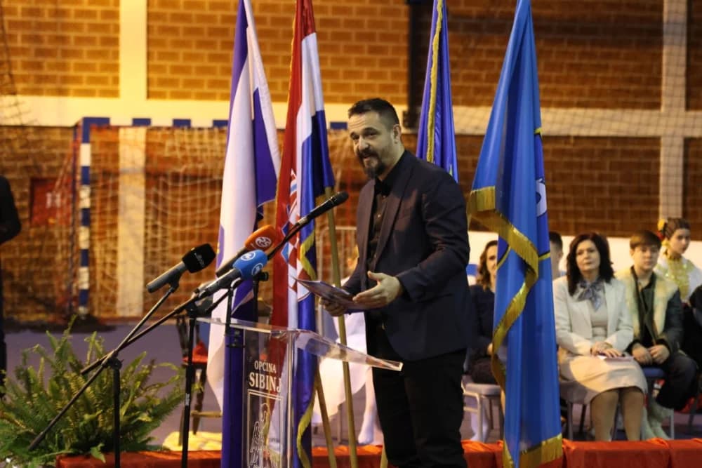 Uz jedinstvenu šetnju kroz 1100 godina hrvatskog kraljevstva te jedinstvenog učeničkog programa i obraćanja domaćina i uzvanika proslavljen Dan općine Sibinj i Osnovne škole Sibinjskih žrtava