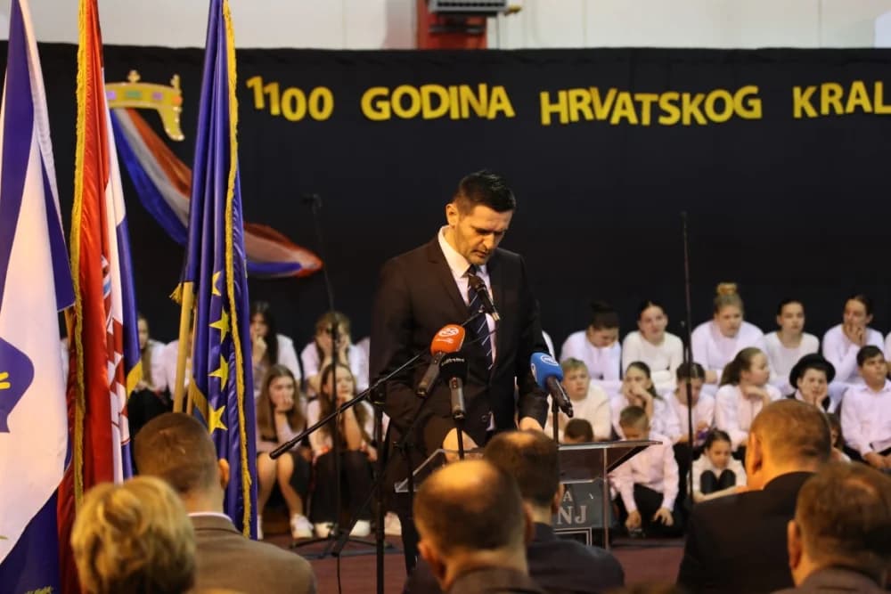Uz jedinstvenu šetnju kroz 1100 godina hrvatskog kraljevstva te jedinstvenog učeničkog programa i obraćanja domaćina i uzvanika proslavljen Dan općine Sibinj i Osnovne škole Sibinjskih žrtava