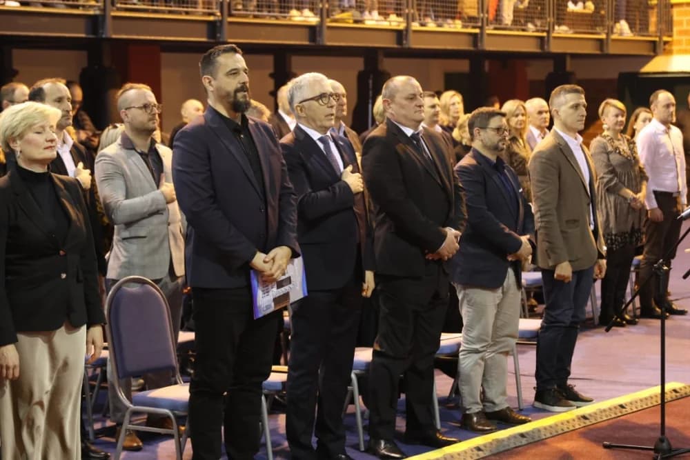 Uz jedinstvenu šetnju kroz 1100 godina hrvatskog kraljevstva te jedinstvenog učeničkog programa i obraćanja domaćina i uzvanika proslavljen Dan općine Sibinj i Osnovne škole Sibinjskih žrtava