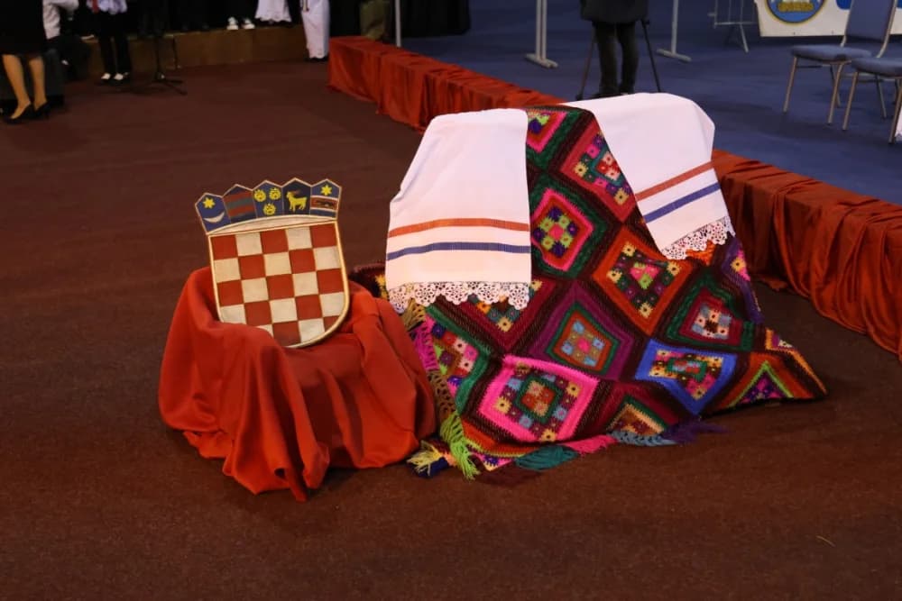 Uz jedinstvenu šetnju kroz 1100 godina hrvatskog kraljevstva te jedinstvenog učeničkog programa i obraćanja domaćina i uzvanika proslavljen Dan općine Sibinj i Osnovne škole Sibinjskih žrtava