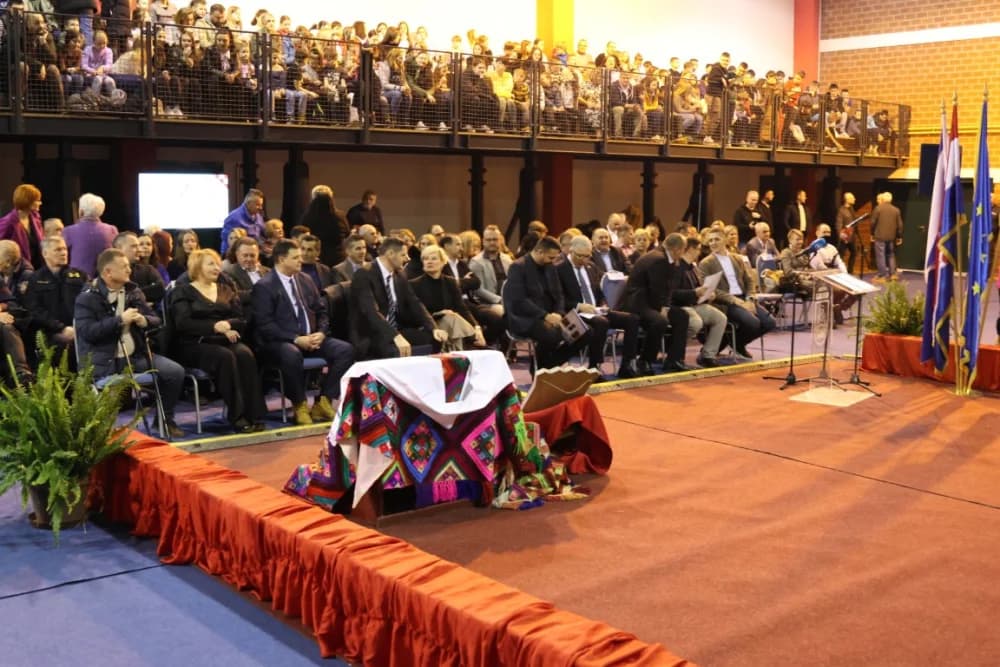 Uz jedinstvenu šetnju kroz 1100 godina hrvatskog kraljevstva te jedinstvenog učeničkog programa i obraćanja domaćina i uzvanika proslavljen Dan općine Sibinj i Osnovne škole Sibinjskih žrtava