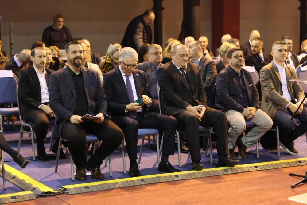 Uz jedinstvenu šetnju kroz 1100 godina hrvatskog kraljevstva te jedinstvenog učeničkog programa i obraćanja domaćina i uzvanika proslavljen Dan općine Sibinj i Osnovne škole Sibinjskih žrtava