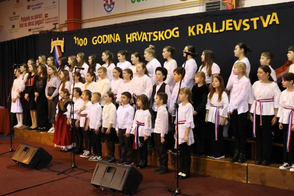 Uz jedinstvenu šetnju kroz 1100 godina hrvatskog kraljevstva te jedinstvenog učeničkog programa i obraćanja domaćina i uzvanika proslavljen Dan općine Sibinj i Osnovne škole Sibinjskih žrtava