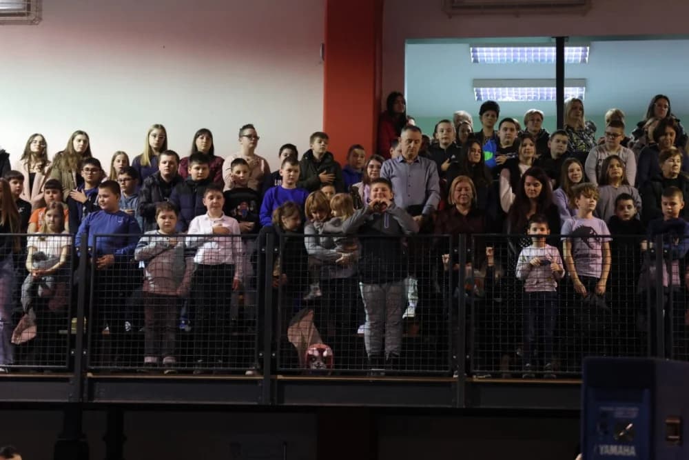 Uz jedinstvenu šetnju kroz 1100 godina hrvatskog kraljevstva te jedinstvenog učeničkog programa i obraćanja domaćina i uzvanika proslavljen Dan općine Sibinj i Osnovne škole Sibinjskih žrtava
