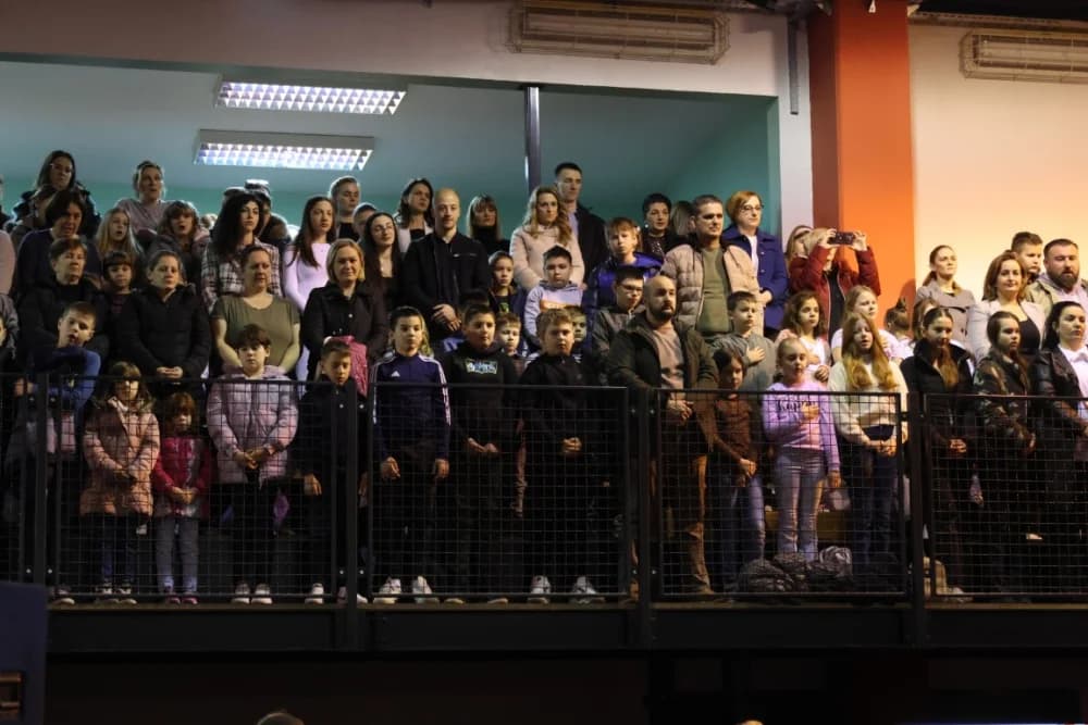Uz jedinstvenu šetnju kroz 1100 godina hrvatskog kraljevstva te jedinstvenog učeničkog programa i obraćanja domaćina i uzvanika proslavljen Dan općine Sibinj i Osnovne škole Sibinjskih žrtava