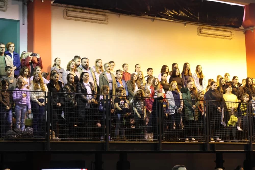 Uz jedinstvenu šetnju kroz 1100 godina hrvatskog kraljevstva te jedinstvenog učeničkog programa i obraćanja domaćina i uzvanika proslavljen Dan općine Sibinj i Osnovne škole Sibinjskih žrtava