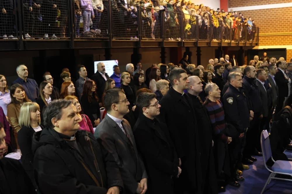 Uz jedinstvenu šetnju kroz 1100 godina hrvatskog kraljevstva te jedinstvenog učeničkog programa i obraćanja domaćina i uzvanika proslavljen Dan općine Sibinj i Osnovne škole Sibinjskih žrtava