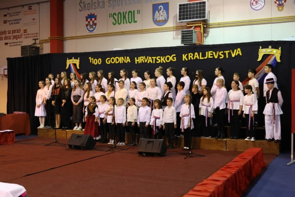 Uz jedinstvenu šetnju kroz 1100 godina hrvatskog kraljevstva te jedinstvenog učeničkog programa i obraćanja domaćina i uzvanika proslavljen Dan općine Sibinj i Osnovne škole Sibinjskih žrtava