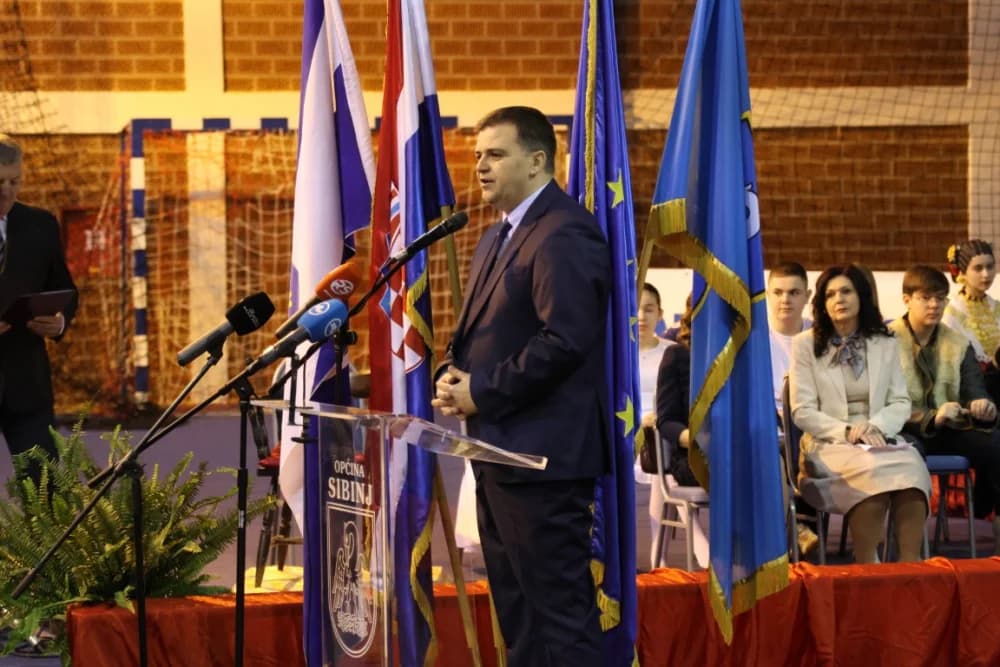 Uz jedinstvenu šetnju kroz 1100 godina hrvatskog kraljevstva te jedinstvenog učeničkog programa i obraćanja domaćina i uzvanika proslavljen Dan općine Sibinj i Osnovne škole Sibinjskih žrtava