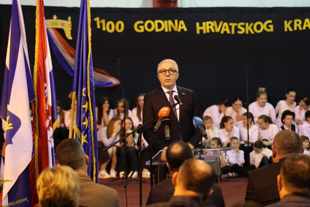 Uz jedinstvenu šetnju kroz 1100 godina hrvatskog kraljevstva te jedinstvenog učeničkog programa i obraćanja domaćina i uzvanika proslavljen Dan općine Sibinj i Osnovne škole Sibinjskih žrtava