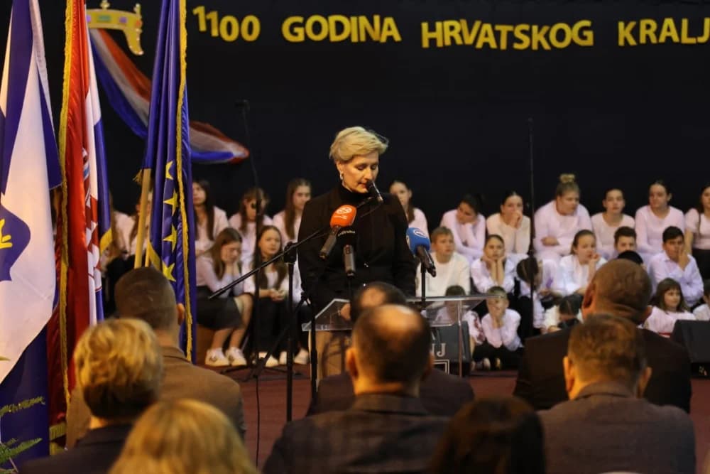 Uz jedinstvenu šetnju kroz 1100 godina hrvatskog kraljevstva te jedinstvenog učeničkog programa i obraćanja domaćina i uzvanika proslavljen Dan općine Sibinj i Osnovne škole Sibinjskih žrtava