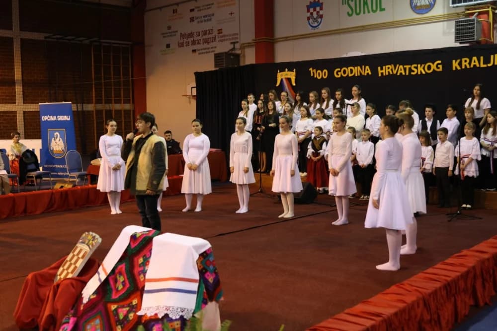 Uz jedinstvenu šetnju kroz 1100 godina hrvatskog kraljevstva te jedinstvenog učeničkog programa i obraćanja domaćina i uzvanika proslavljen Dan općine Sibinj i Osnovne škole Sibinjskih žrtava