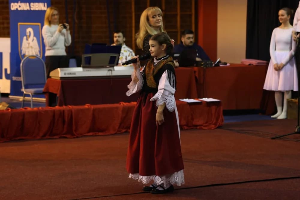 Uz jedinstvenu šetnju kroz 1100 godina hrvatskog kraljevstva te jedinstvenog učeničkog programa i obraćanja domaćina i uzvanika proslavljen Dan općine Sibinj i Osnovne škole Sibinjskih žrtava