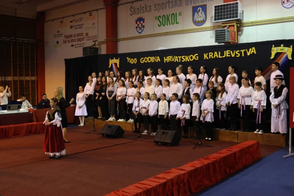 Uz jedinstvenu šetnju kroz 1100 godina hrvatskog kraljevstva te jedinstvenog učeničkog programa i obraćanja domaćina i uzvanika proslavljen Dan općine Sibinj i Osnovne škole Sibinjskih žrtava