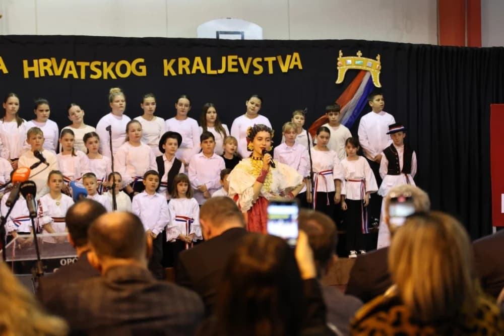 Uz jedinstvenu šetnju kroz 1100 godina hrvatskog kraljevstva te jedinstvenog učeničkog programa i obraćanja domaćina i uzvanika proslavljen Dan općine Sibinj i Osnovne škole Sibinjskih žrtava