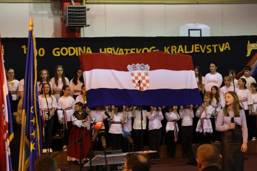 Uz jedinstvenu šetnju kroz 1100 godina hrvatskog kraljevstva te jedinstvenog učeničkog programa i obraćanja domaćina i uzvanika proslavljen Dan općine Sibinj i Osnovne škole Sibinjskih žrtava