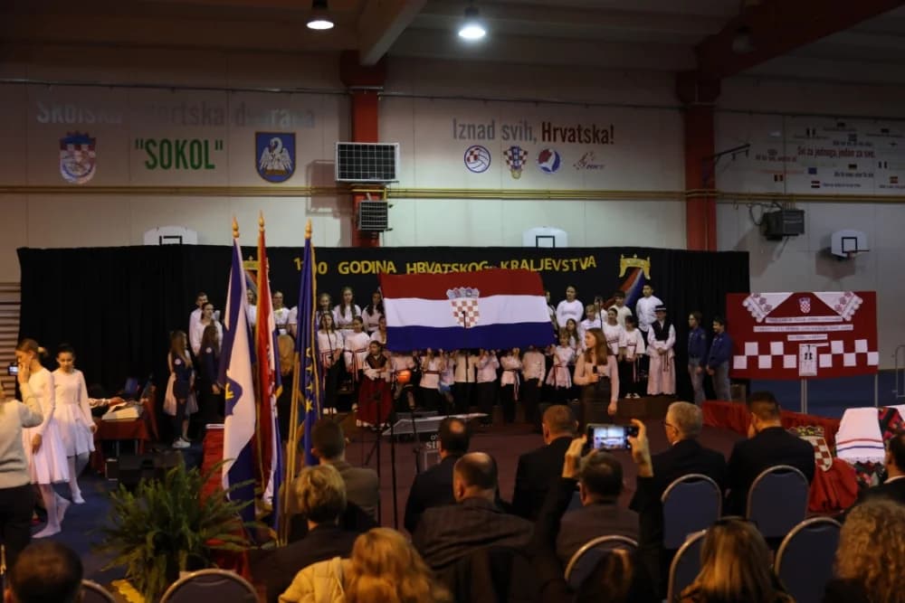 Uz jedinstvenu šetnju kroz 1100 godina hrvatskog kraljevstva te jedinstvenog učeničkog programa i obraćanja domaćina i uzvanika proslavljen Dan općine Sibinj i Osnovne škole Sibinjskih žrtava