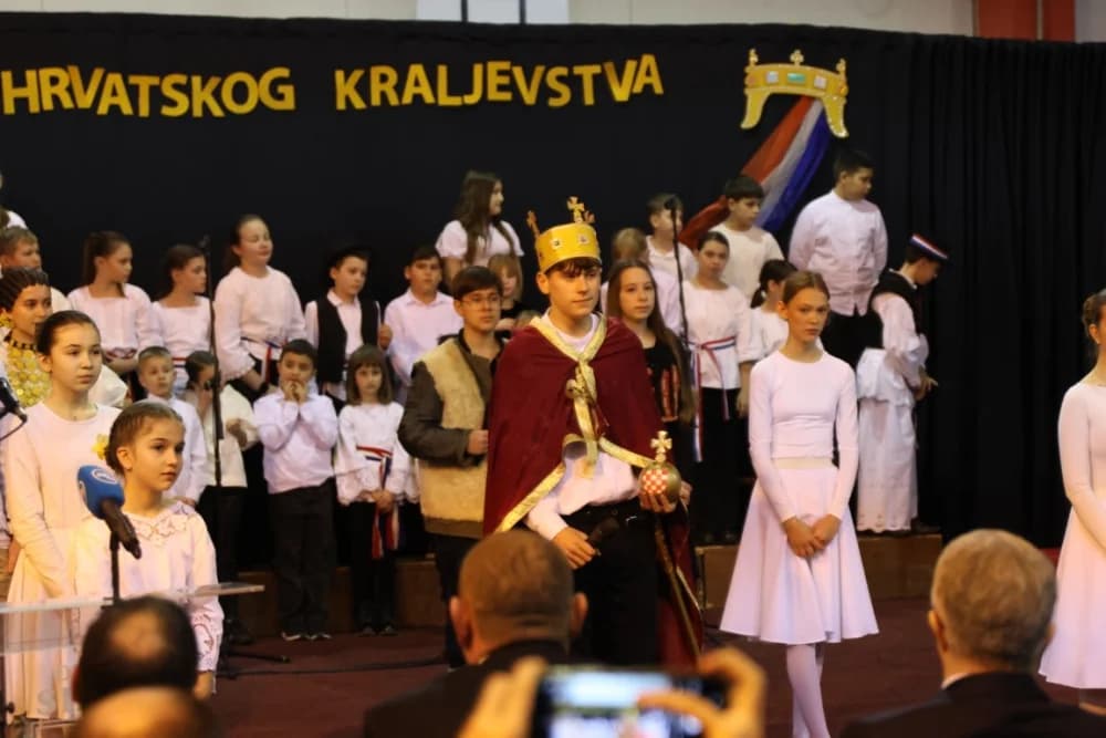 Uz jedinstvenu šetnju kroz 1100 godina hrvatskog kraljevstva te jedinstvenog učeničkog programa i obraćanja domaćina i uzvanika proslavljen Dan općine Sibinj i Osnovne škole Sibinjskih žrtava