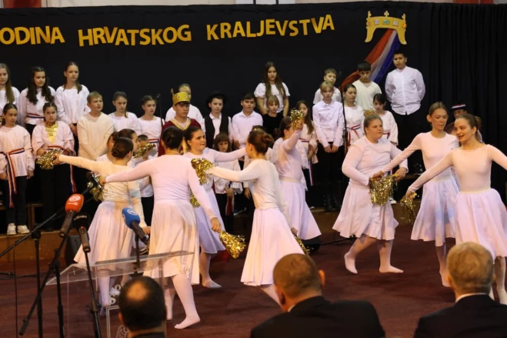 Uz jedinstvenu šetnju kroz 1100 godina hrvatskog kraljevstva te jedinstvenog učeničkog programa i obraćanja domaćina i uzvanika proslavljen Dan općine Sibinj i Osnovne škole Sibinjskih žrtava