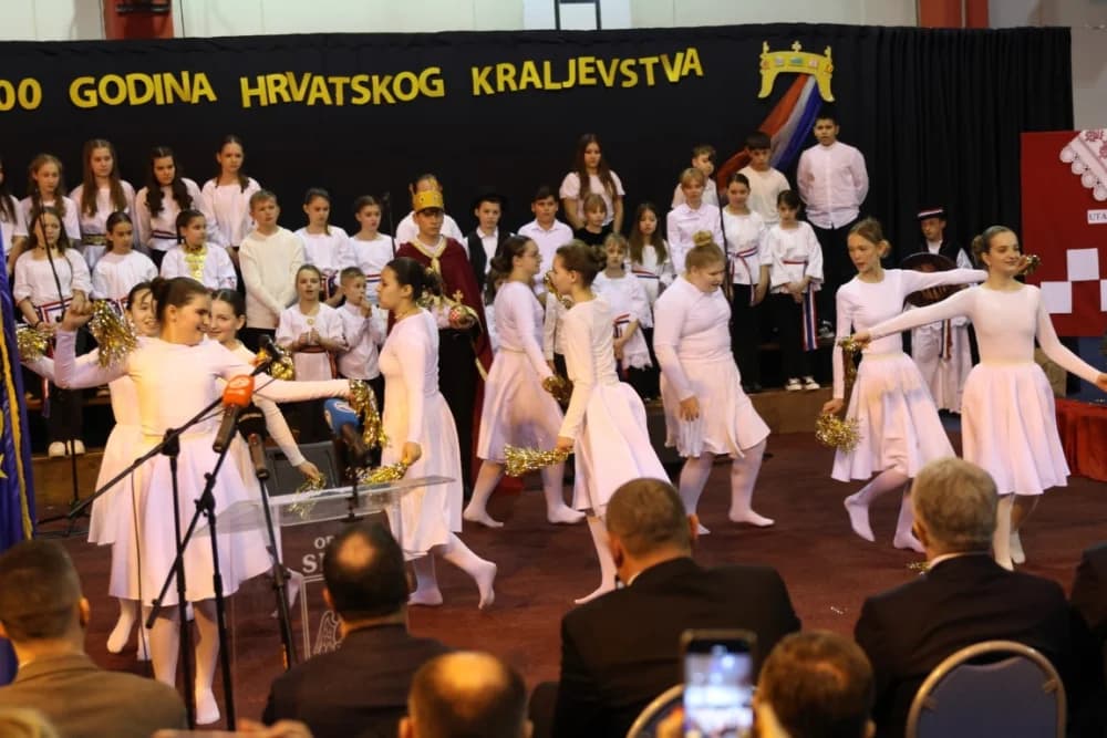 Uz jedinstvenu šetnju kroz 1100 godina hrvatskog kraljevstva te jedinstvenog učeničkog programa i obraćanja domaćina i uzvanika proslavljen Dan općine Sibinj i Osnovne škole Sibinjskih žrtava