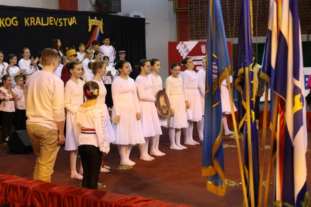 Uz jedinstvenu šetnju kroz 1100 godina hrvatskog kraljevstva te jedinstvenog učeničkog programa i obraćanja domaćina i uzvanika proslavljen Dan općine Sibinj i Osnovne škole Sibinjskih žrtava