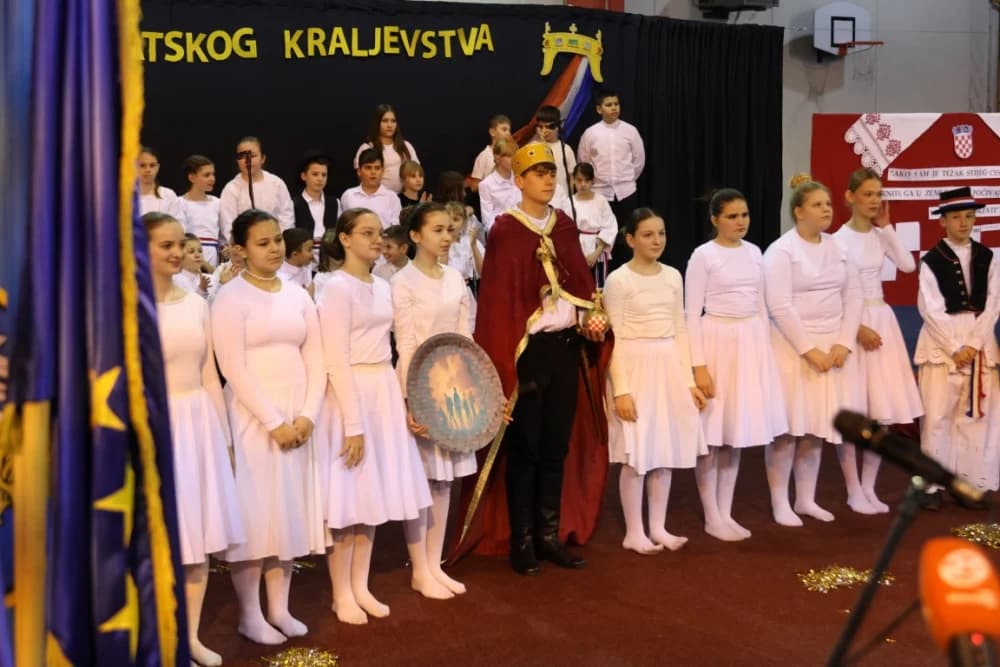 Uz jedinstvenu šetnju kroz 1100 godina hrvatskog kraljevstva te jedinstvenog učeničkog programa i obraćanja domaćina i uzvanika proslavljen Dan općine Sibinj i Osnovne škole Sibinjskih žrtava