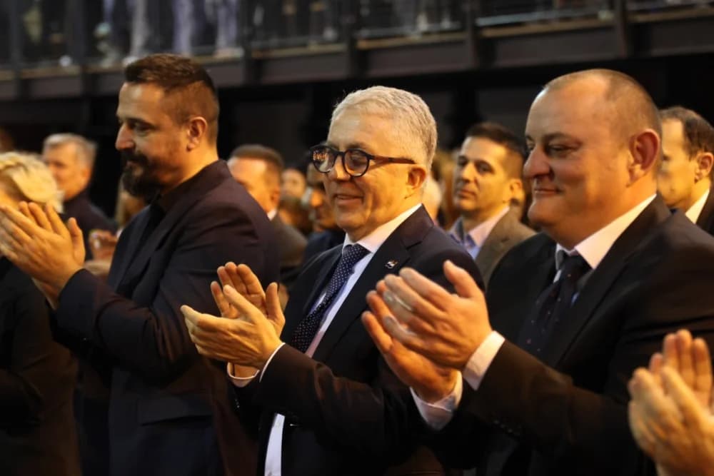 Uz jedinstvenu šetnju kroz 1100 godina hrvatskog kraljevstva te jedinstvenog učeničkog programa i obraćanja domaćina i uzvanika proslavljen Dan općine Sibinj i Osnovne škole Sibinjskih žrtava