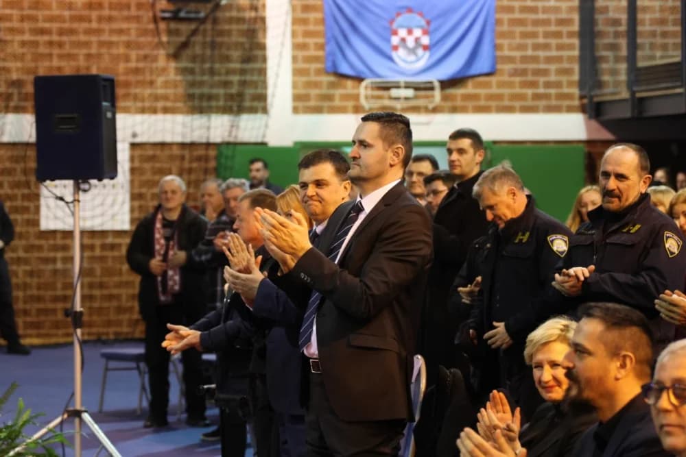 Uz jedinstvenu šetnju kroz 1100 godina hrvatskog kraljevstva te jedinstvenog učeničkog programa i obraćanja domaćina i uzvanika proslavljen Dan općine Sibinj i Osnovne škole Sibinjskih žrtava